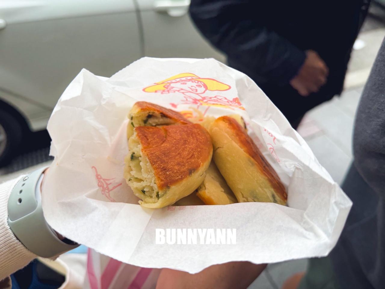 台北士林【忠誠山東葱油餅】天母必吃排隊美食，酥脆厚餅太銷魂，此燈亮有餅快搶！