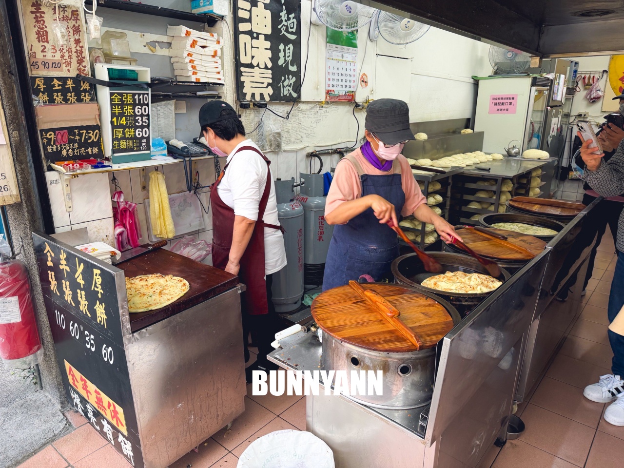 台北士林【忠誠山東葱油餅】天母必吃排隊美食，酥脆厚餅太銷魂，此燈亮有餅快搶！