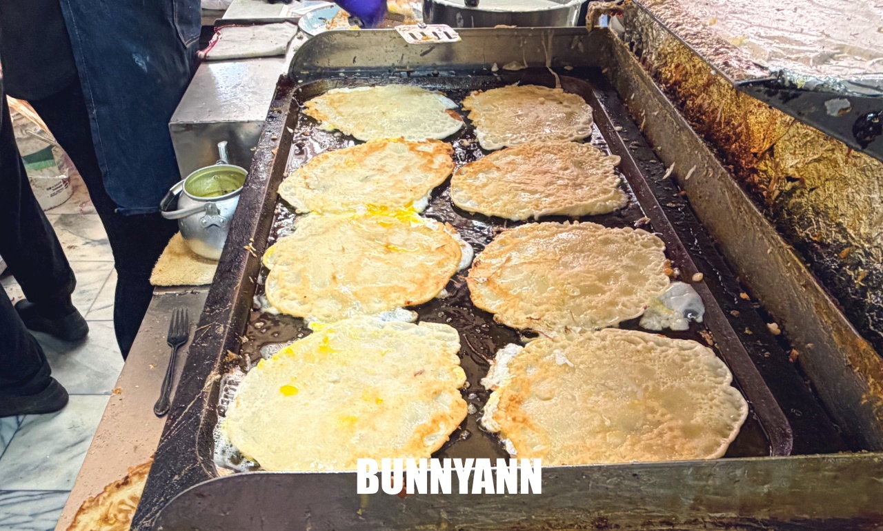 新北淡水【吳家阿給蛋餅】在地人激推的隱藏版早餐，粉漿蛋餅軟Q必點，獨門醬汁超開胃！