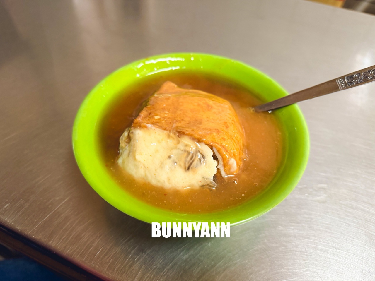 新北淡水【吳家阿給蛋餅】在地人激推的隱藏版早餐，粉漿蛋餅軟Q必點，獨門醬汁超開胃！