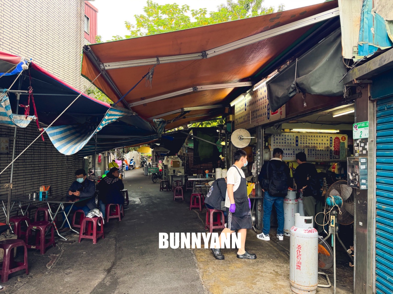 我敢打賭這間你沒吃過,卻是老字號麵攤,點一套就吃很撐,豬血湯也是經典 我敢打賭這間你沒吃過,卻是老字號麵攤,點一套就吃很撐,豬血湯也是經典