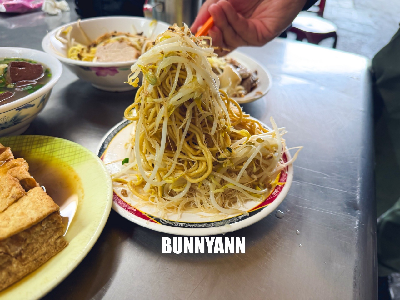 我敢打賭這間你沒吃過,卻是老字號麵攤,點一套就吃很撐,豬血湯也是經典 我敢打賭這間你沒吃過,卻是老字號麵攤,點一套就吃很撐,豬血湯也是經典