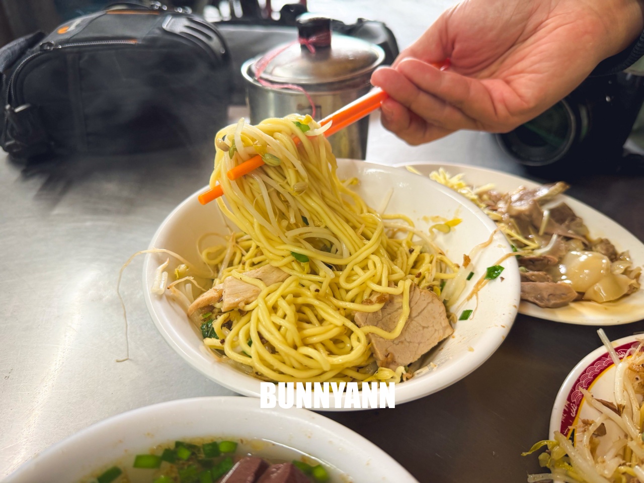 我敢打賭這間你沒吃過,卻是老字號麵攤,點一套就吃很撐,豬血湯也是經典 我敢打賭這間你沒吃過,卻是老字號麵攤,點一套就吃很撐,豬血湯也是經典