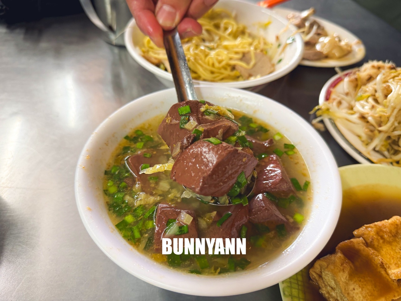 我敢打賭這間你沒吃過,卻是老字號麵攤,點一套就吃很撐,豬血湯也是經典 我敢打賭這間你沒吃過,卻是老字號麵攤,點一套就吃很撐,豬血湯也是經典