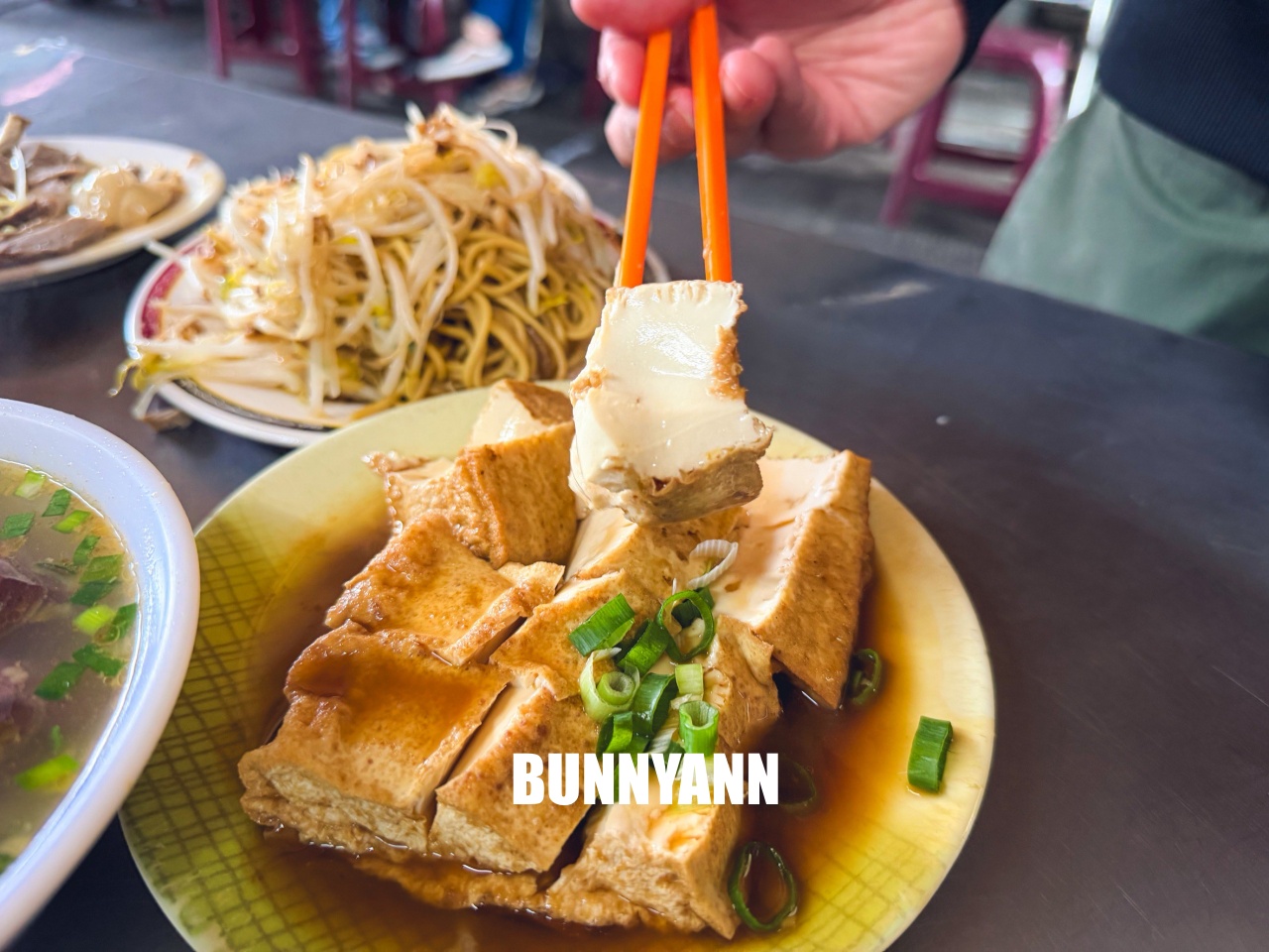 我敢打賭這間你沒吃過,卻是老字號麵攤,點一套就吃很撐,豬血湯也是經典 我敢打賭這間你沒吃過,卻是老字號麵攤,點一套就吃很撐,豬血湯也是經典