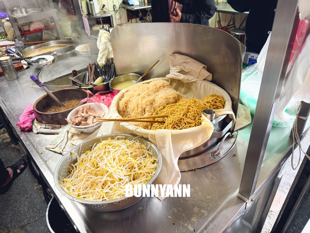 我敢打賭這間你沒吃過,卻是老字號麵攤,點一套就吃很撐,豬血湯也是經典 我敢打賭這間你沒吃過,卻是老字號麵攤,點一套就吃很撐,豬血湯也是經典