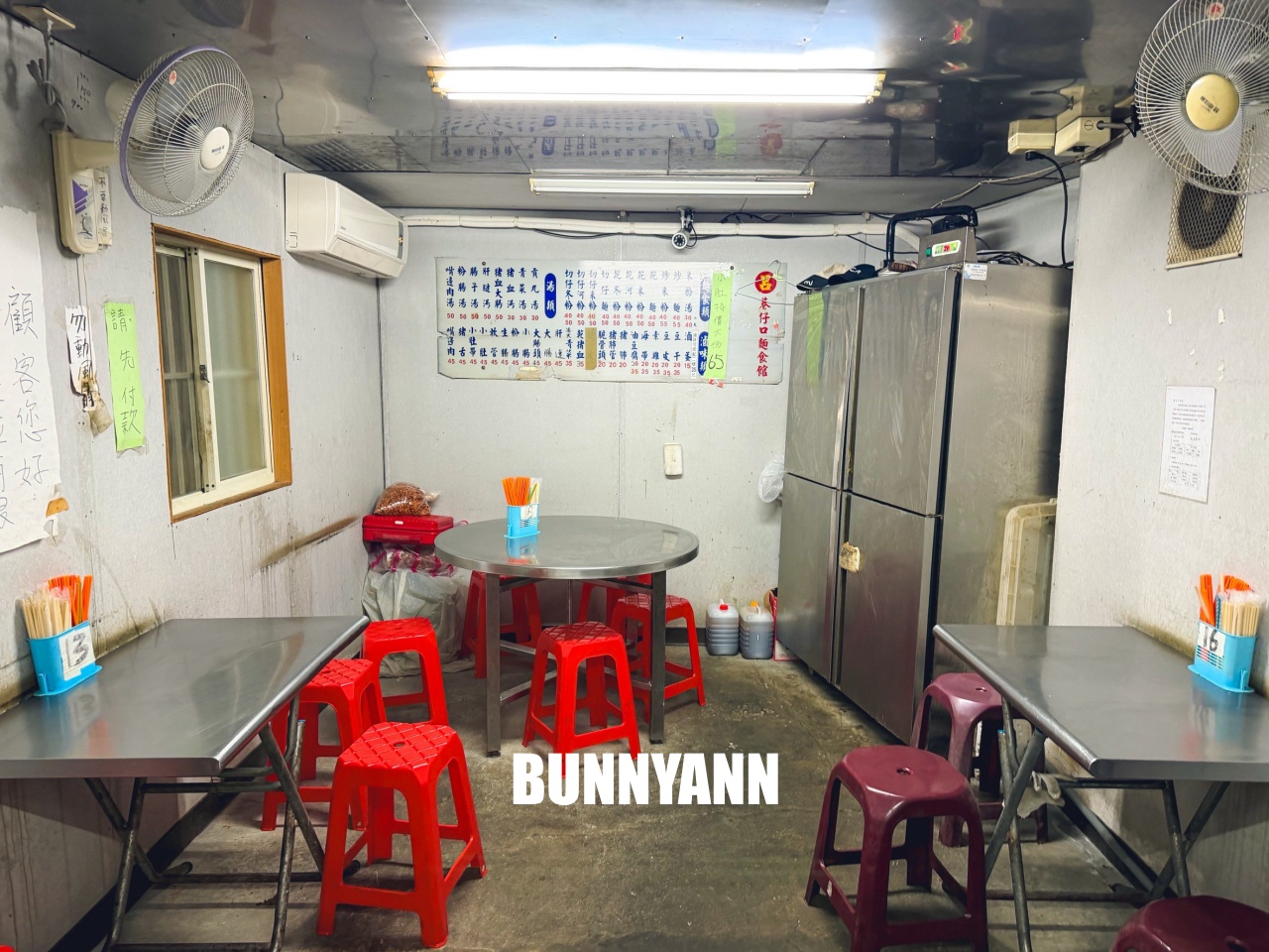 我敢打賭這間你沒吃過，卻是老字號麵攤，點一套就吃很撐，豬血湯也是經典