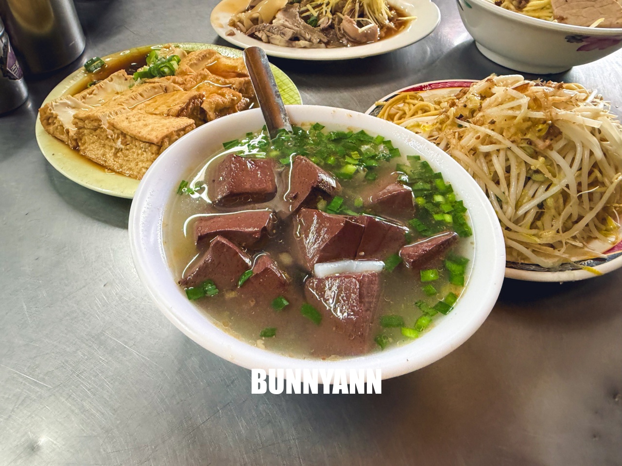 我敢打賭這間你沒吃過，卻是老字號麵攤，點一套就吃很撐，豬血湯也是經典