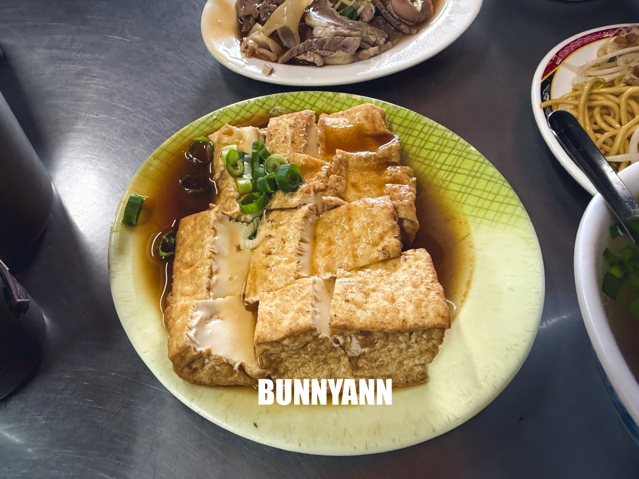 我敢打賭這間你沒吃過，卻是老字號麵攤，點一套就吃很撐，豬血湯也是經典