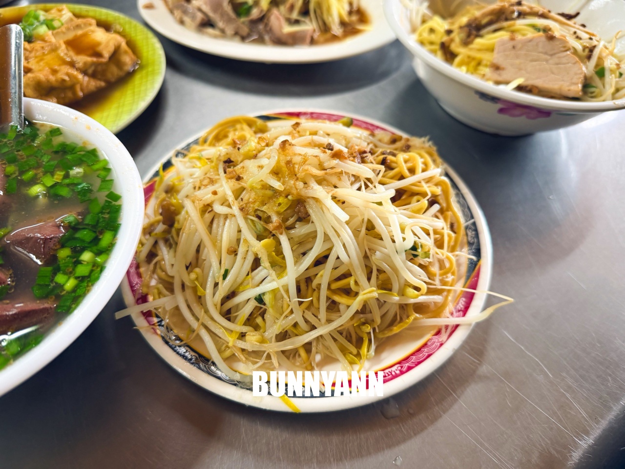 我敢打賭這間你沒吃過,卻是老字號麵攤,點一套就吃很撐,豬血湯也是經典 我敢打賭這間你沒吃過,卻是老字號麵攤,點一套就吃很撐,豬血湯也是經典