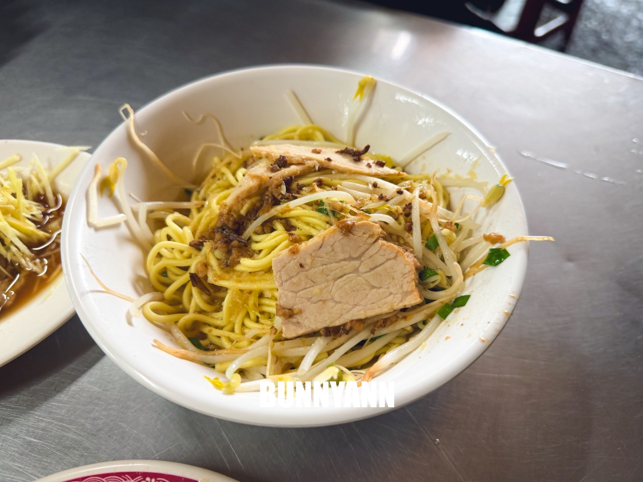 我敢打賭這間你沒吃過，卻是老字號麵攤，點一套就吃很撐，豬血湯也是經典