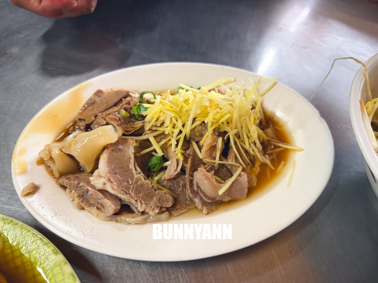 我敢打賭這間你沒吃過,卻是老字號麵攤,點一套就吃很撐,豬血湯也是經典 我敢打賭這間你沒吃過,卻是老字號麵攤,點一套就吃很撐,豬血湯也是經典