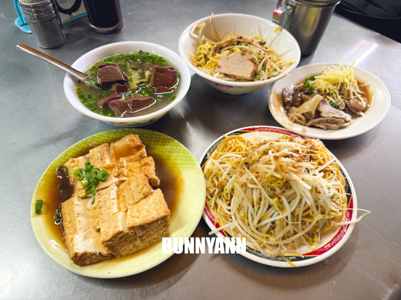 我敢打賭這間你沒吃過,卻是老字號麵攤,點一套就吃很撐,豬血湯也是經典 我敢打賭這間你沒吃過,卻是老字號麵攤,點一套就吃很撐,豬血湯也是經典