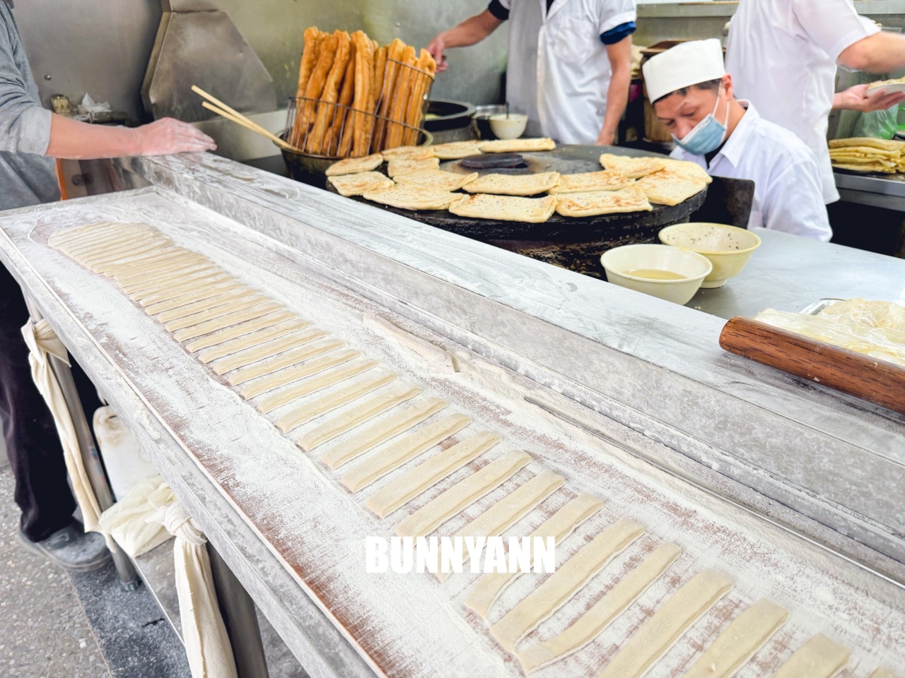 台北大安永和豆漿大王，老台北人的深夜食堂與早點首選，必點小籠包與現煎蘿蔔糕！