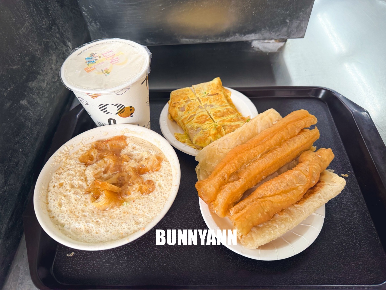 台北大安永和豆漿大王，老台北人的深夜食堂與早點首選，必點小籠包與現煎蘿蔔糕！