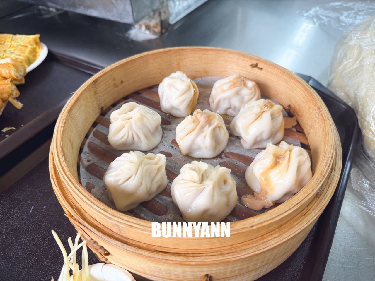 台北大安永和豆漿大王，老台北人的深夜食堂與早點首選，必點小籠包與現煎蘿蔔糕！