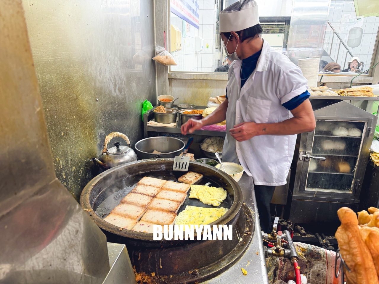 台北大安永和豆漿大王，老台北人的深夜食堂與早點首選，必點小籠包與現煎蘿蔔糕！