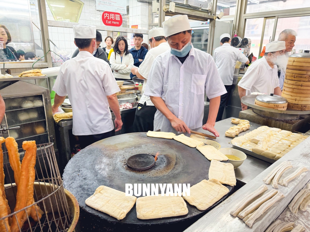 台北大安永和豆漿大王，老台北人的深夜食堂與早點首選，必點小籠包與現煎蘿蔔糕！