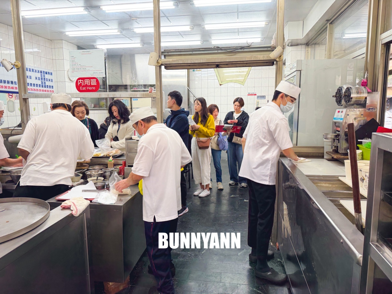 台北大安永和豆漿大王，老台北人的深夜食堂與早點首選，必點小籠包與現煎蘿蔔糕！