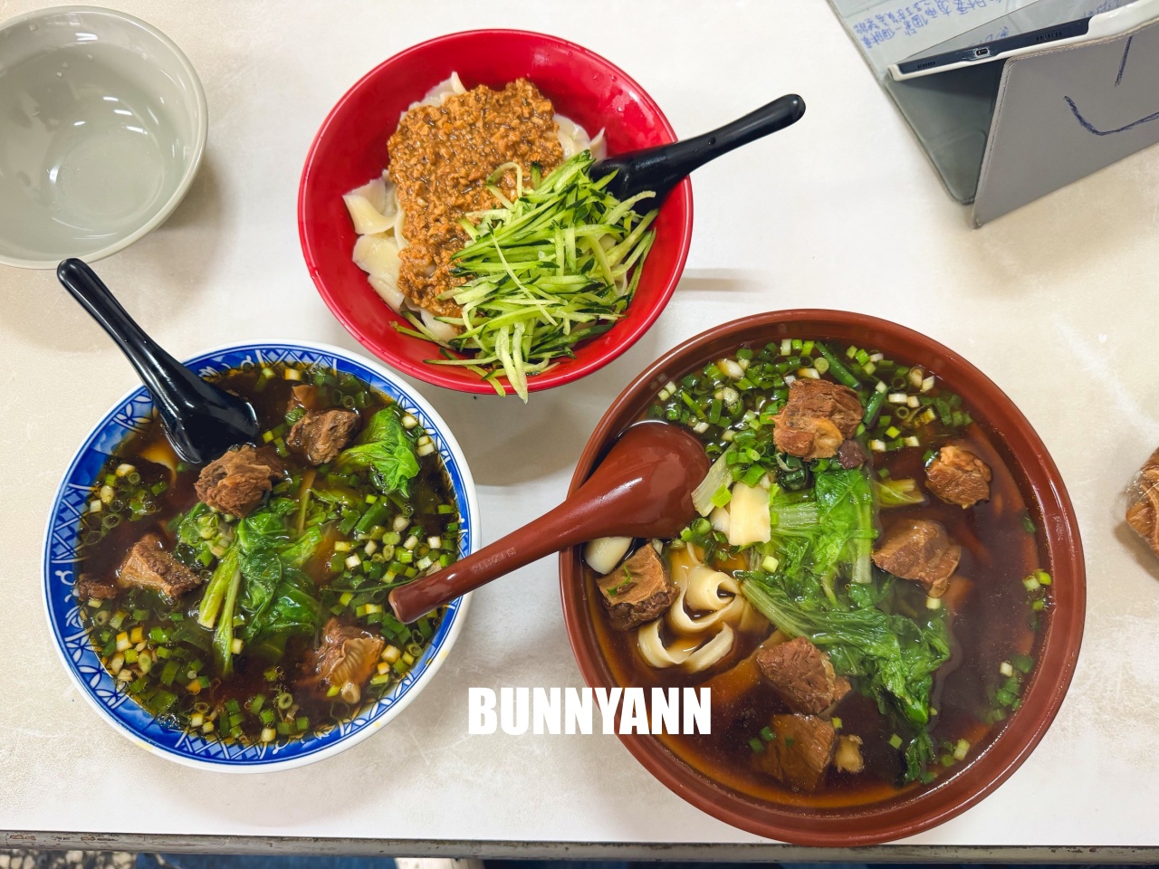 大甲山西刀削麵，鹹蛋超人機器人煮麵給你吃！手工刀削麵Q彈有勁，濃郁牛肉麵必點～