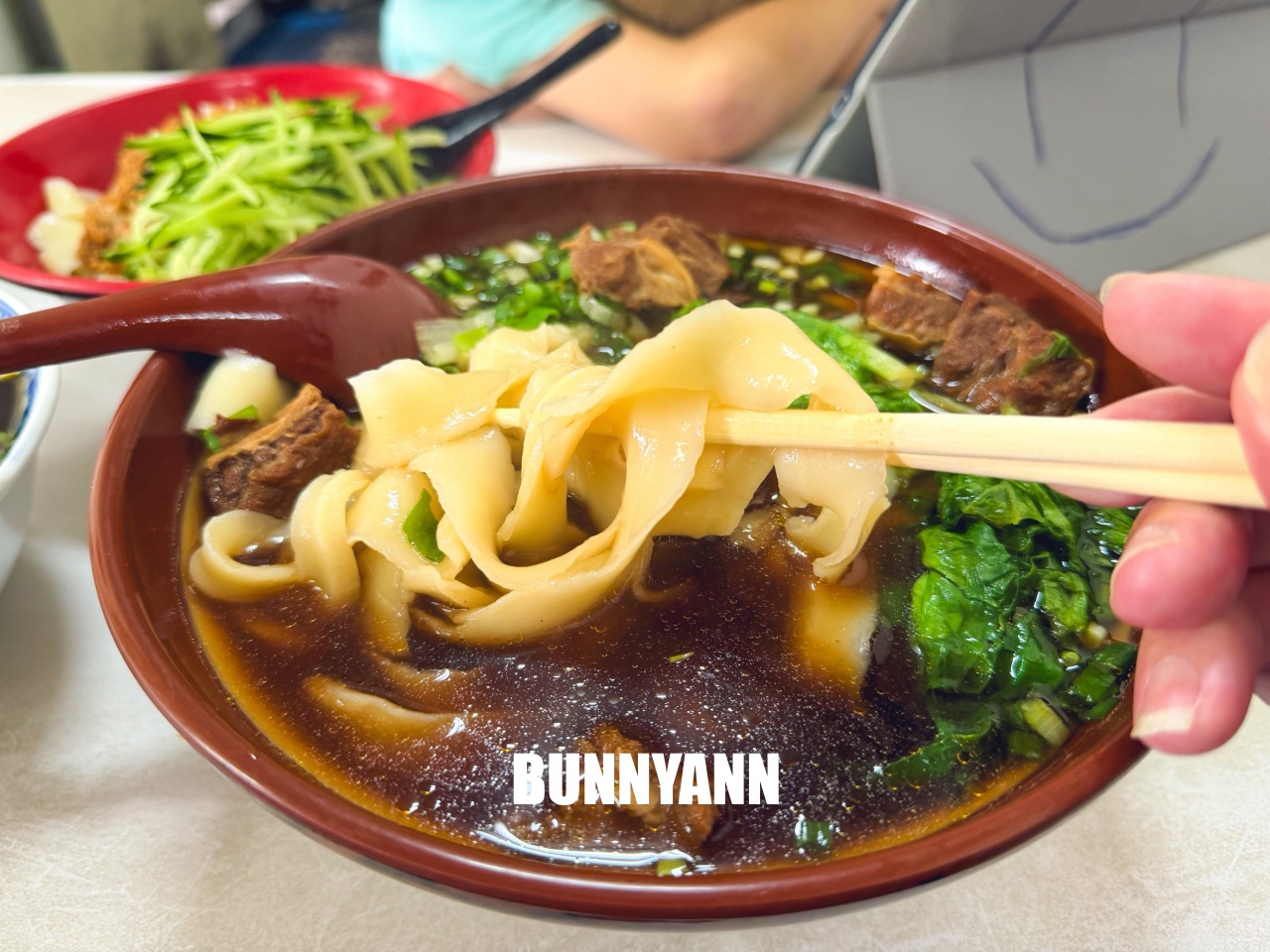 大甲山西刀削麵，鹹蛋超人機器人煮麵給你吃！手工刀削麵Q彈有勁，濃郁牛肉麵必點～