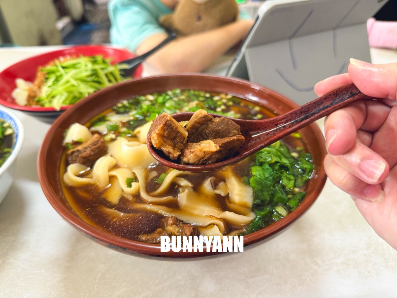 大甲山西刀削麵，鹹蛋超人機器人煮麵給你吃！手工刀削麵Q彈有勁，濃郁牛肉麵必點～