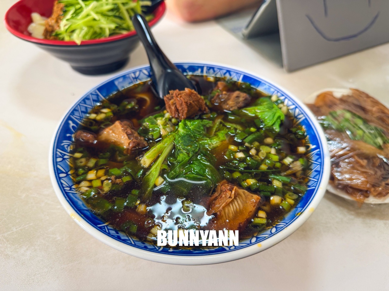 大甲山西刀削麵，鹹蛋超人機器人煮麵給你吃！手工刀削麵Q彈有勁，濃郁牛肉麵必點～