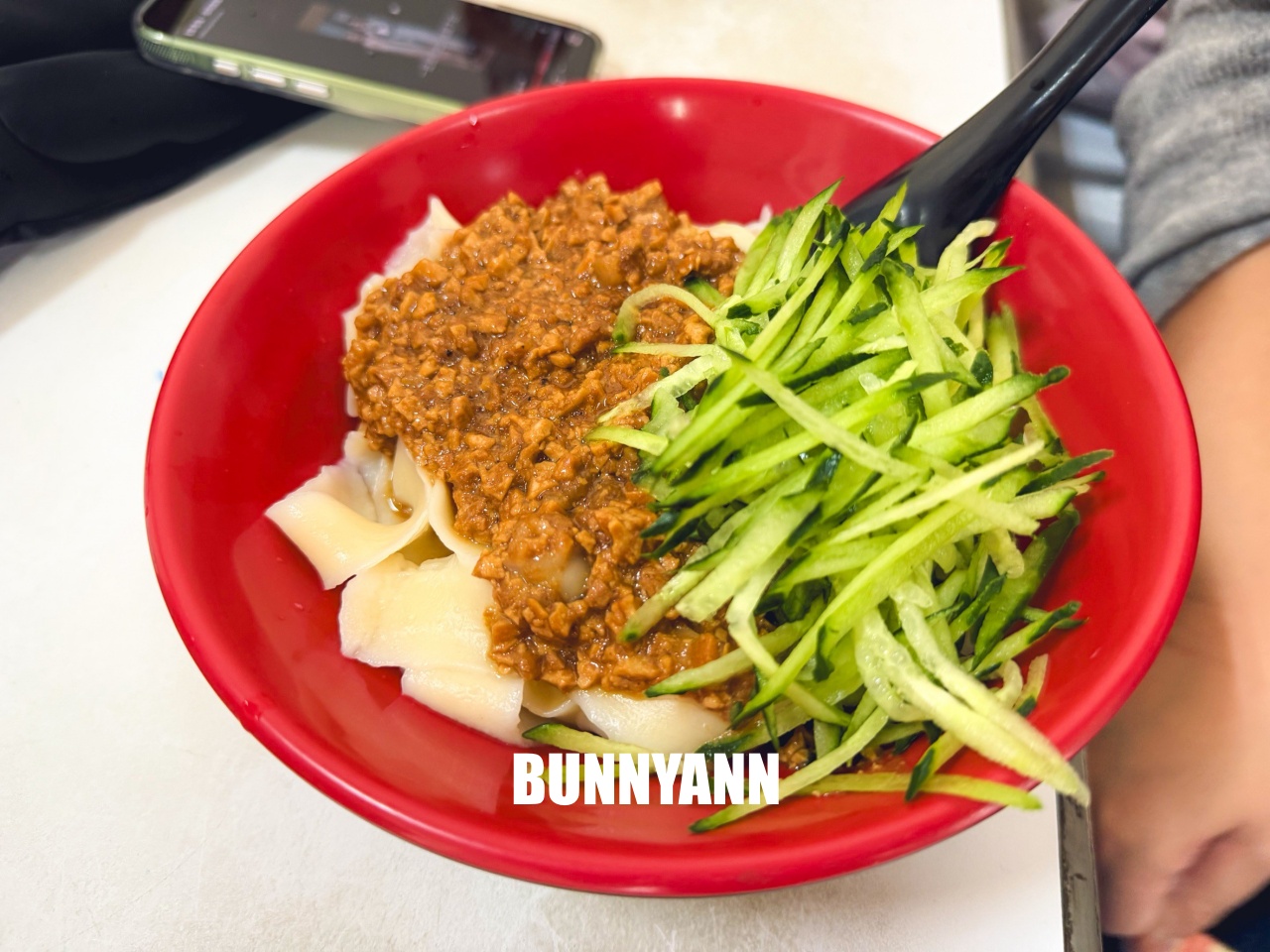 大甲山西刀削麵，鹹蛋超人機器人煮麵給你吃！手工刀削麵Q彈有勁，濃郁牛肉麵必點～