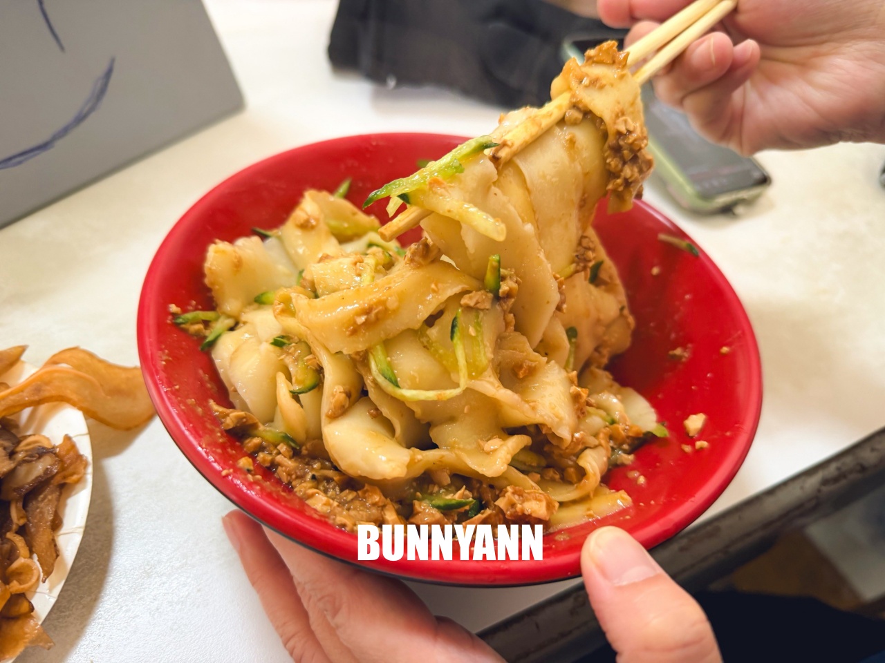 大甲山西刀削麵，鹹蛋超人機器人煮麵給你吃！手工刀削麵Q彈有勁，濃郁牛肉麵必點～