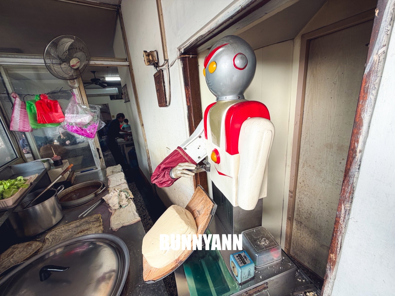 大甲山西刀削麵，鹹蛋超人機器人煮麵給你吃！手工刀削麵Q彈有勁，濃郁牛肉麵必點～