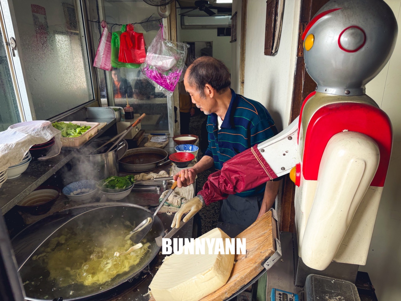 大甲山西刀削麵，鹹蛋超人機器人煮麵給你吃！手工刀削麵Q彈有勁，濃郁牛肉麵必點～