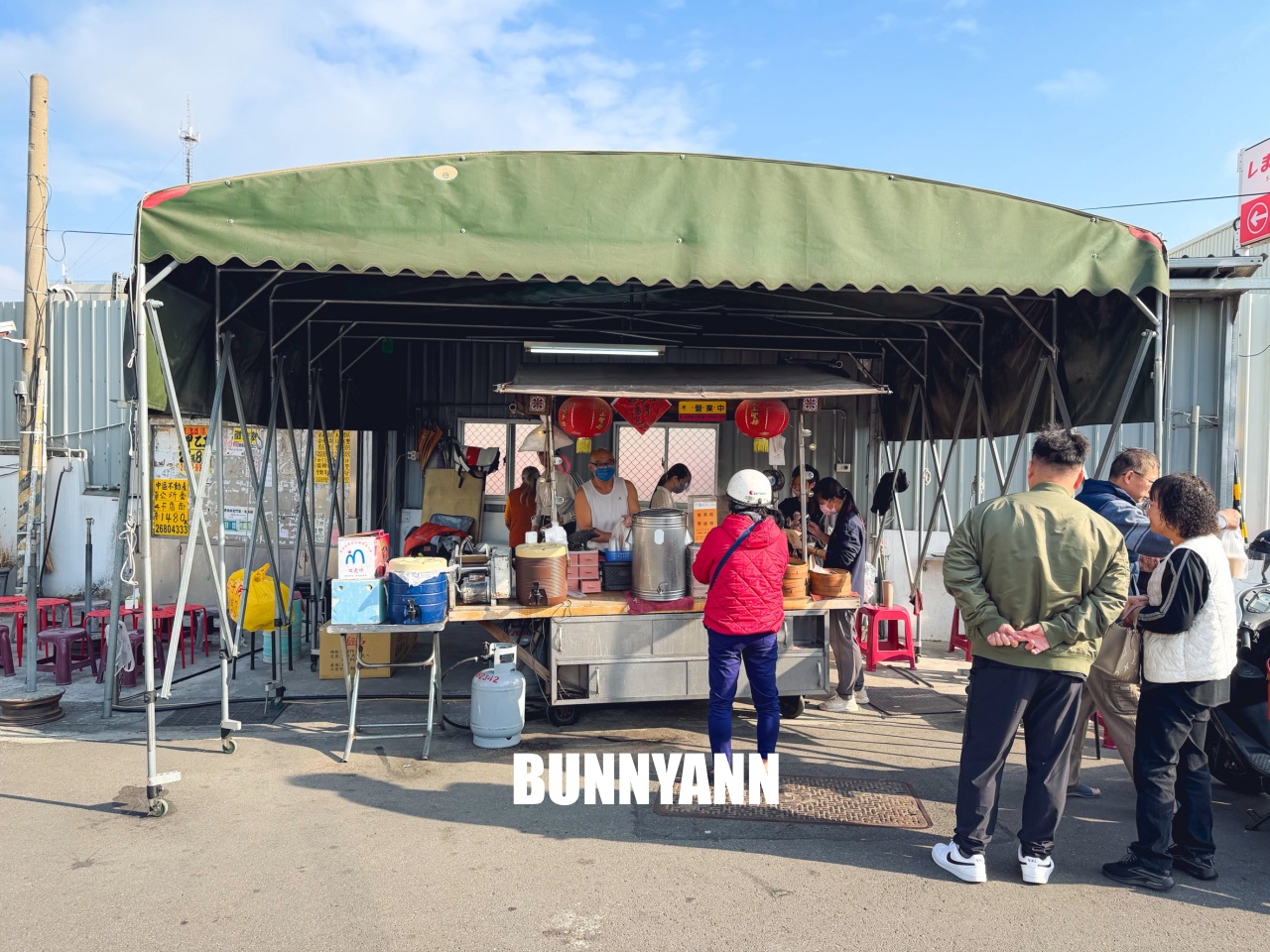 台中大甲路邊車庫棚藏美味！大甲阿富小籠湯包，現桿現包爆汁口感，在地人激推的銅板早餐。