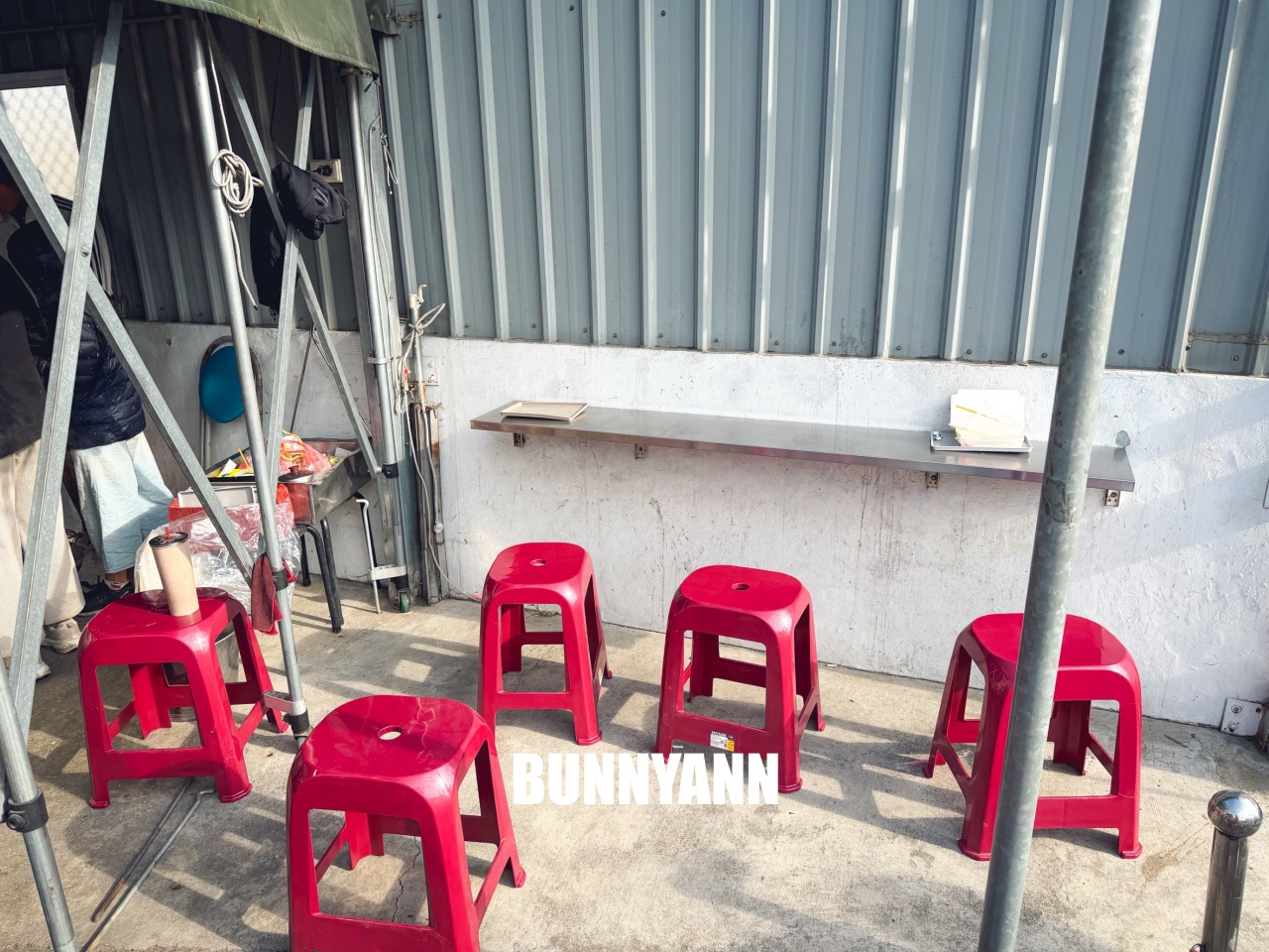 台中大甲路邊車庫棚藏美味！大甲阿富小籠湯包，現桿現包爆汁口感，在地人激推的銅板早餐。