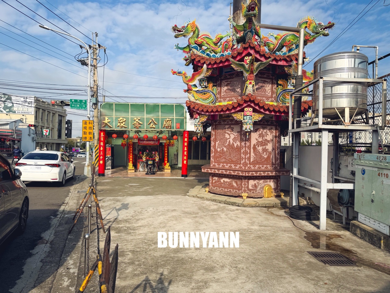 台中大甲路邊車庫棚藏美味！大甲阿富小籠湯包，現桿現包爆汁口感，在地人激推的銅板早餐。