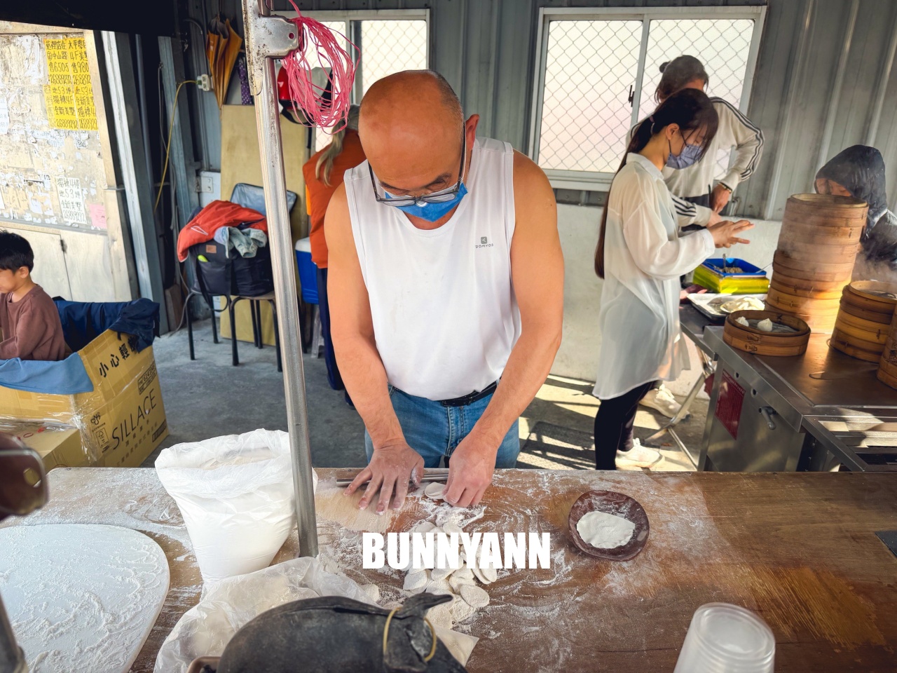 台中大甲路邊車庫棚藏美味！大甲阿富小籠湯包，現桿現包爆汁口感，在地人激推的銅板早餐。