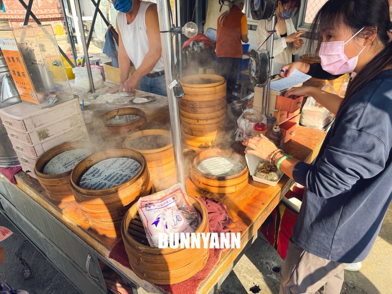 台中大甲路邊車庫棚藏美味！大甲阿富小籠湯包，現桿現包爆汁口感，在地人激推的銅板早餐。