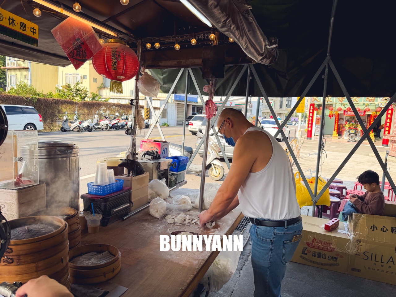 台中大甲路邊車庫棚藏美味！大甲阿富小籠湯包，現桿現包爆汁口感，在地人激推的銅板早餐。