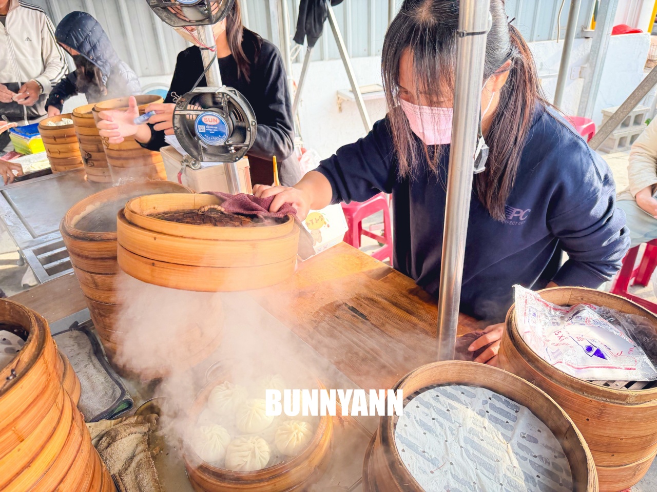 台中大甲路邊車庫棚藏美味！大甲阿富小籠湯包，現桿現包爆汁口感，在地人激推的銅板早餐。