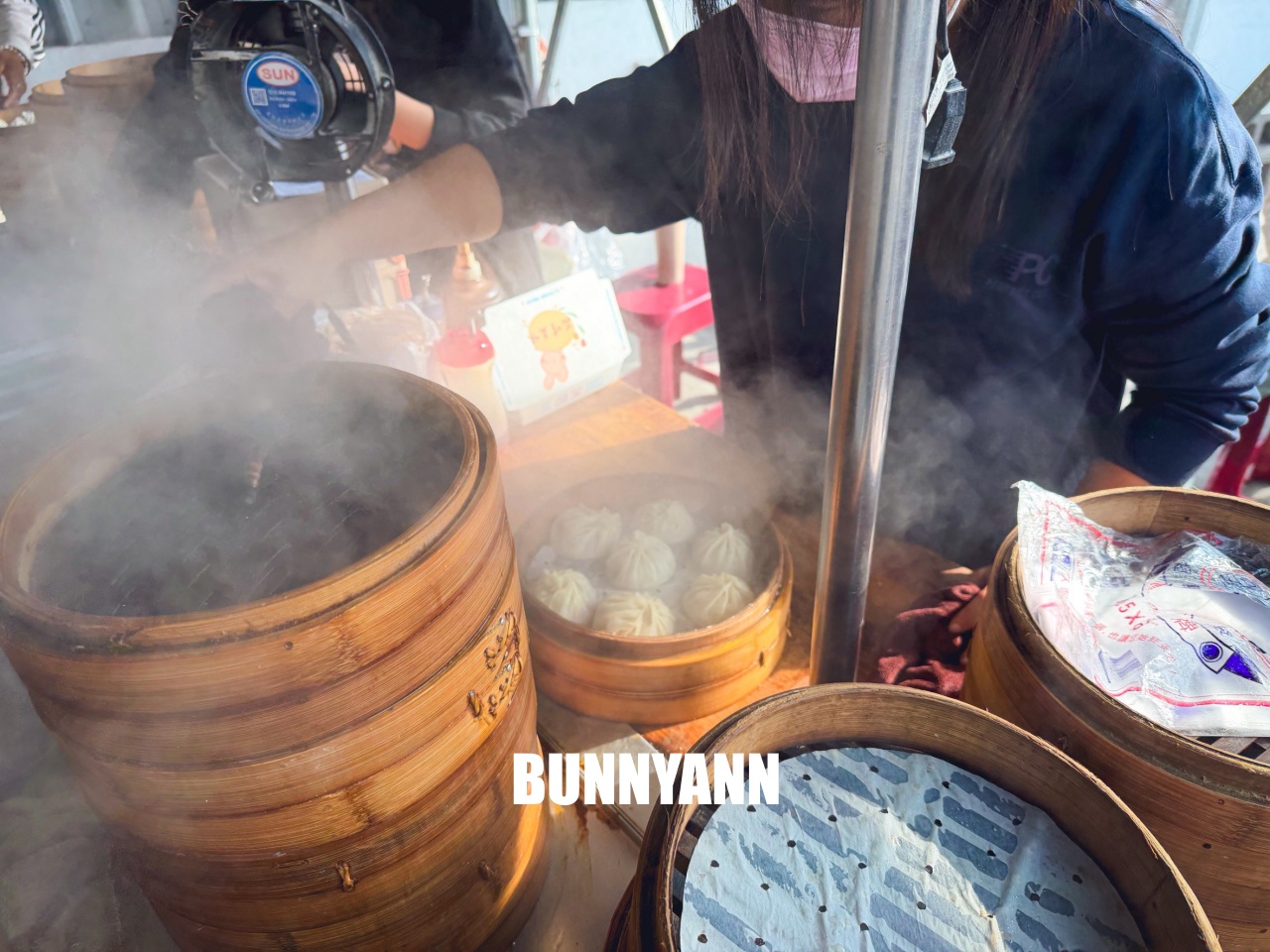 台中大甲路邊車庫棚藏美味！大甲阿富小籠湯包，現桿現包爆汁口感，在地人激推的銅板早餐。