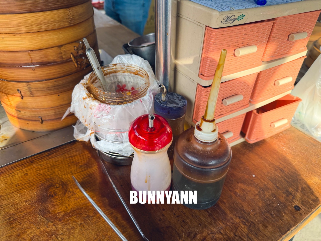 台中大甲路邊車庫棚藏美味！大甲阿富小籠湯包，現桿現包爆汁口感，在地人激推的銅板早餐。