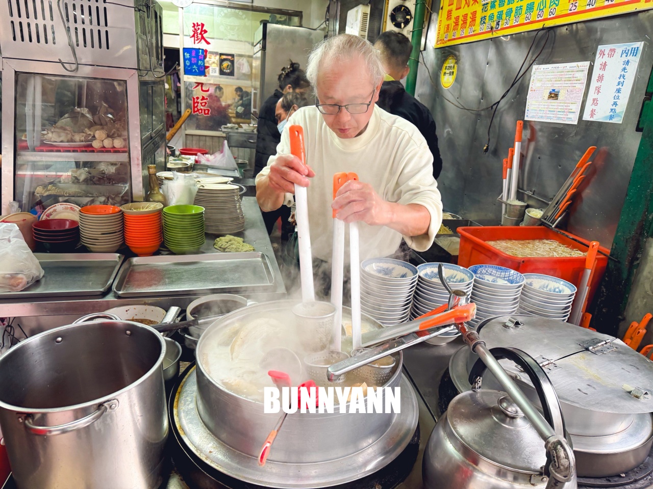 新北蘆洲【大廟口切仔麵】傳承四代近百年老店，濃郁大骨湯頭與滿滿黑白切，在地人從小吃到大的銅板美食！