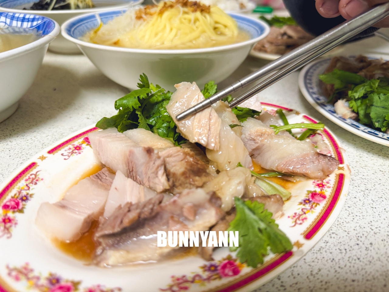 新北蘆洲【大廟口切仔麵】傳承四代近百年老店，濃郁大骨湯頭與滿滿黑白切，在地人從小吃到大的銅板美食！