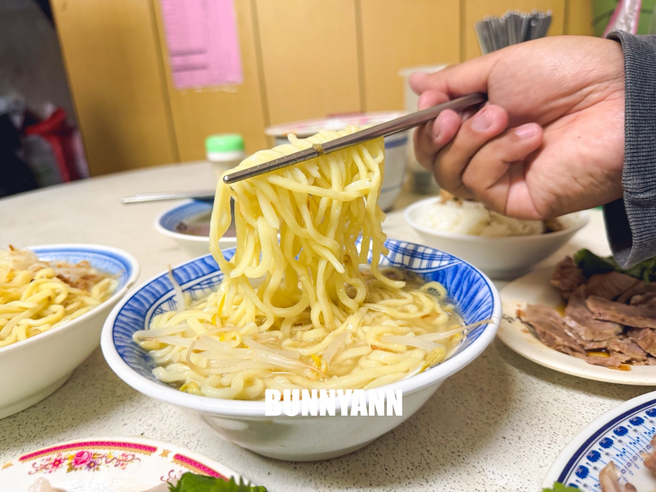 新北蘆洲【大廟口切仔麵】傳承四代近百年老店，濃郁大骨湯頭與滿滿黑白切，在地人從小吃到大的銅板美食！