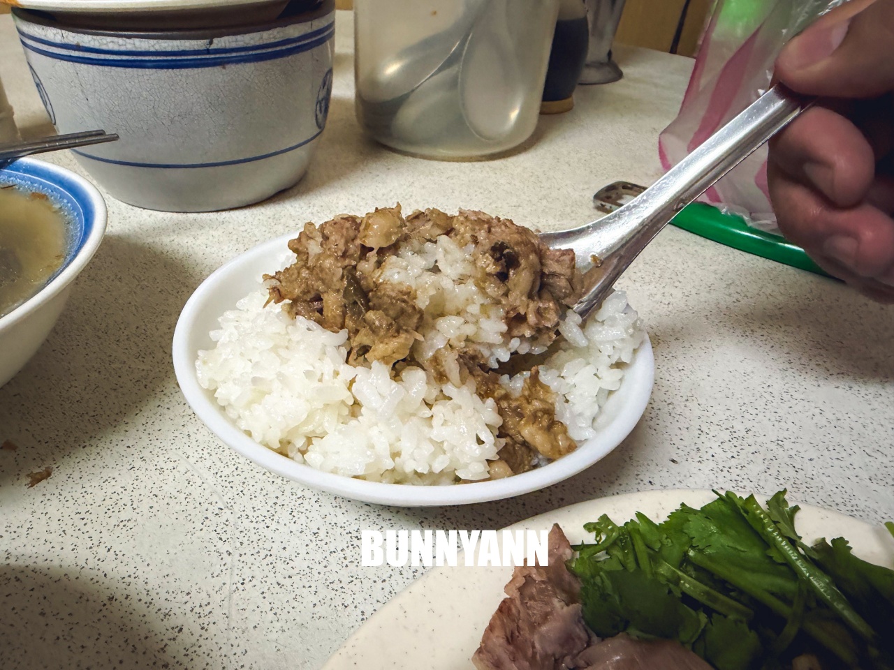 新北蘆洲【大廟口切仔麵】傳承四代近百年老店，濃郁大骨湯頭與滿滿黑白切，在地人從小吃到大的銅板美食！