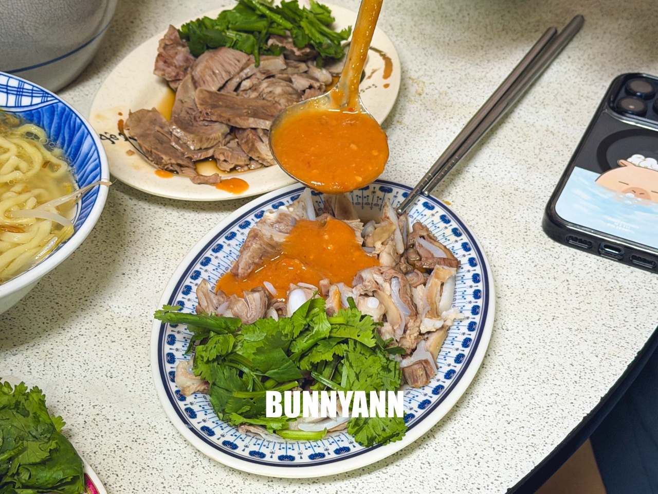 新北蘆洲【大廟口切仔麵】傳承四代近百年老店，濃郁大骨湯頭與滿滿黑白切，在地人從小吃到大的銅板美食！