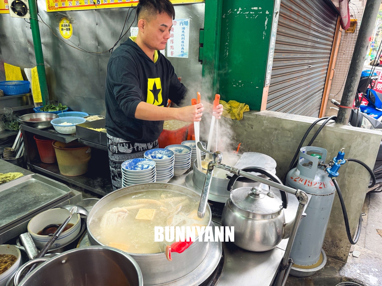 新北蘆洲【大廟口切仔麵】傳承四代近百年老店，濃郁大骨湯頭與滿滿黑白切，在地人從小吃到大的銅板美食！