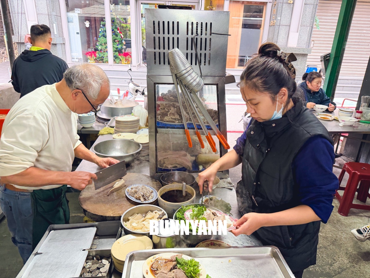 新北蘆洲【大廟口切仔麵】傳承四代近百年老店，濃郁大骨湯頭與滿滿黑白切，在地人從小吃到大的銅板美食！