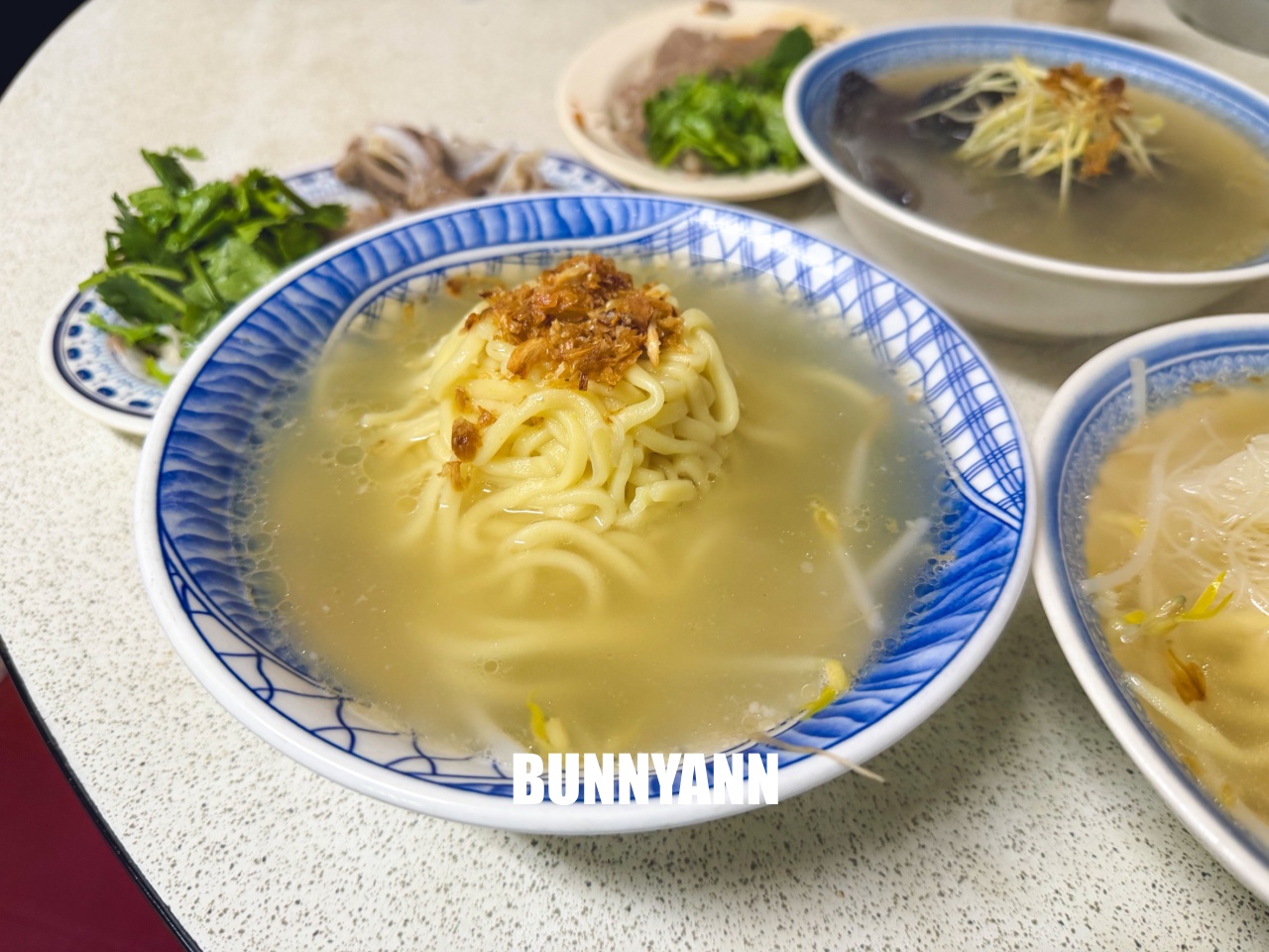 新北蘆洲【大廟口切仔麵】傳承四代近百年老店，濃郁大骨湯頭與滿滿黑白切，在地人從小吃到大的銅板美食！