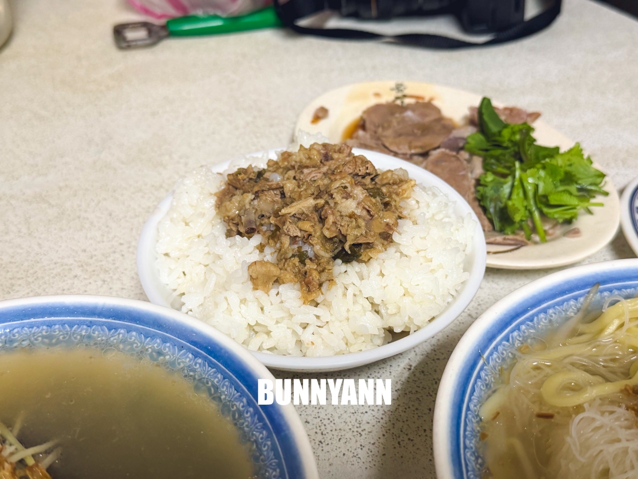 新北蘆洲【大廟口切仔麵】傳承四代近百年老店，濃郁大骨湯頭與滿滿黑白切，在地人從小吃到大的銅板美食！