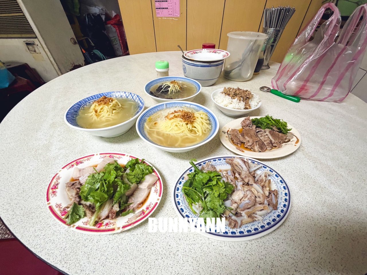 新北蘆洲【大廟口切仔麵】傳承四代近百年老店，濃郁大骨湯頭與滿滿黑白切，在地人從小吃到大的銅板美食！